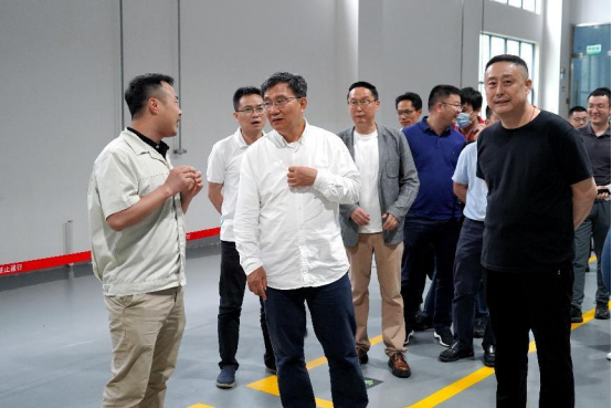 常州李泽湘率队参观了绿的谐波智能车间及展厅